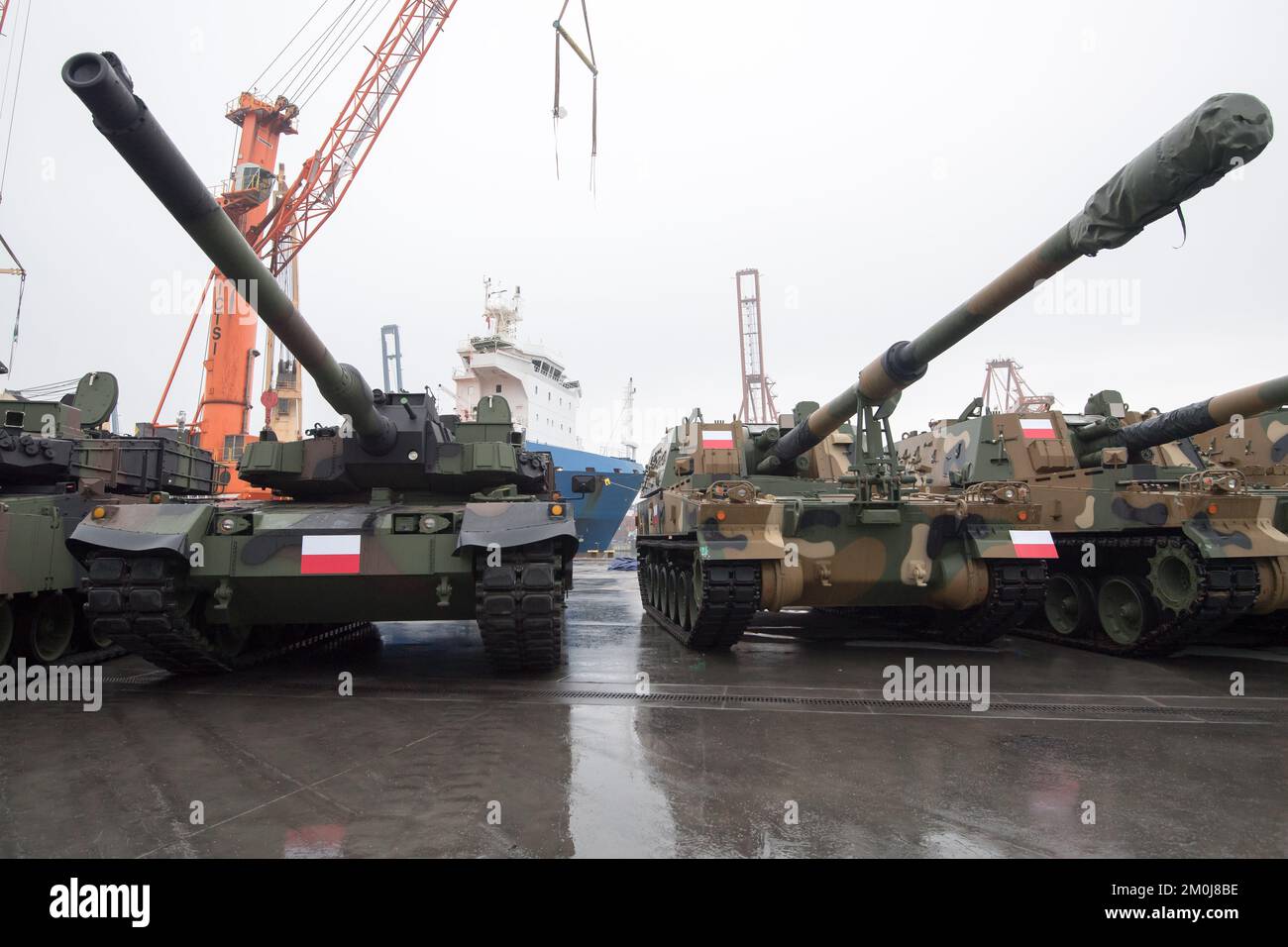Gdynia, Poland. 6th December 2022. Arrival of the first South Korea`s K2 tanks and K9 Thunder gun-howitzers for the Polish Armed Forces © Wojciech Strozyk / Alamy Live News Stock Photo